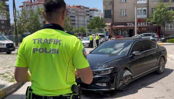 Aksaray'da bir sürücü kaza yapmamak için manevra yapınca kaldırıma çarptı