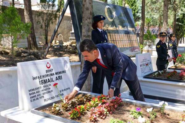 Bilecik'te 15 Temmuz Demokrasi ve Millî Birlik Günü dolayısıyla şehitlik ziyaret edildi