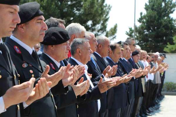 Bingöl'de 15 Temmuz nedeniyle şehitlik anıtı ziyaret edildi