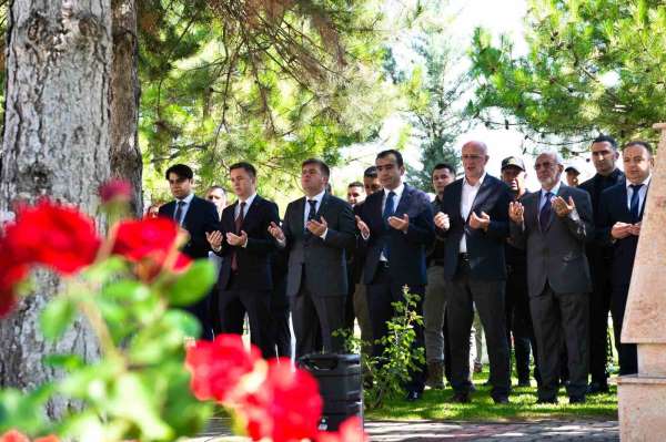 Karaman'da 15 Temmuz Demokrasi ve Milli Birlik Günü etkinlikleri şehitlik ziyaretiyle başladı