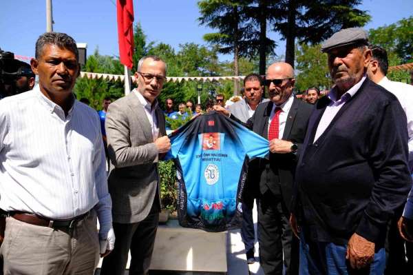 Şehit Ömer Halisdemir'in anısına 950 kilometre pedal çevirdiler