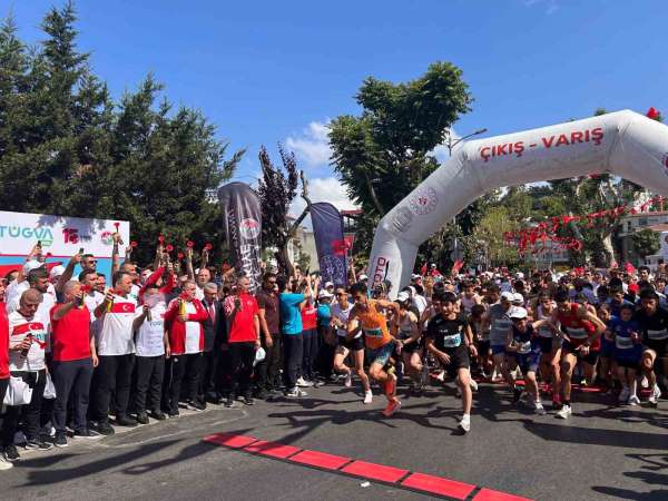 15 Temmuz şehitlerini anmak için Çengelköy 5. Vatan Koşusu'nda koştular