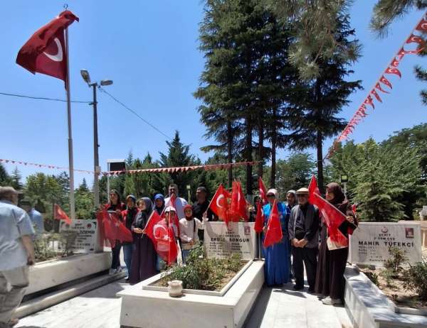 Adanalı üniversite öğrencileri Şehit Ömer Halisdemir'in kabrinde dua etti