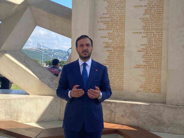AK Parti İstanbul İl Başkanlığı 15 Temmuz Şehitler Anıtı'nı ziyaret etti