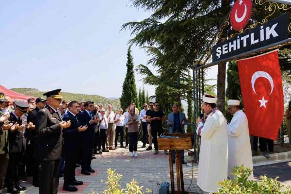 Bilecik'te 15 Temmuz Demokrasi ve Millî Birlik Günü dolayısıyla şehitlik ziyaret edildi
