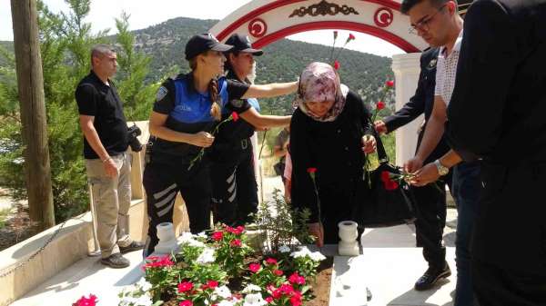 Burdur'da 15 Temmuz şehidi ve terörle mücadele şehidi mezarı başında anıldı