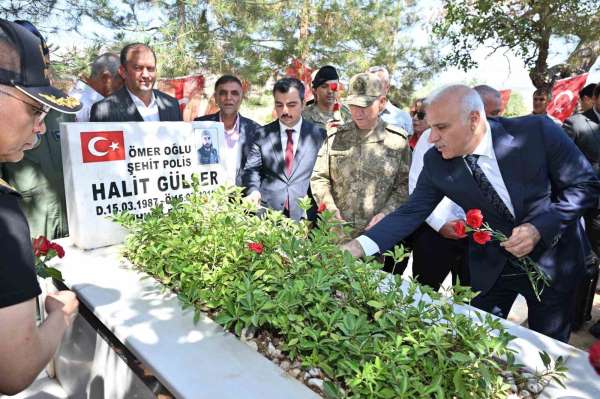 Diyarbakır'da 15 Temmuz şehitleri kabirleri başında dualarla anıldı