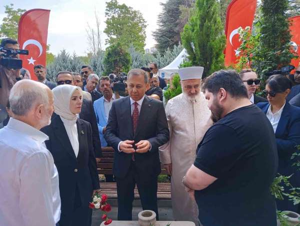 İçişleri Bakanı Yerlikaya ile Aile ve Sosyal Hizmetler Bakanı Göktaş, Karşıyaka Mezarlığı'nda yer alan 15 Temm