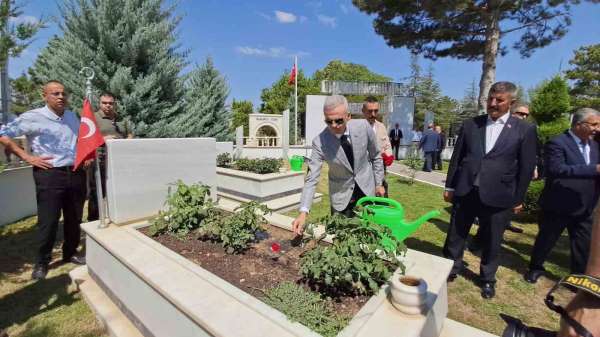 Karaman'da 15 Temmuz Demokrasi ve Milli Birlik Günü şehitlik ziyaretiyle başladı