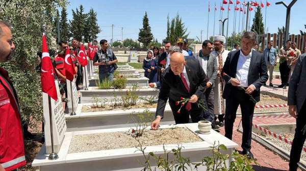 15 Temmuz'da şehitler kabirleri başında anıldı