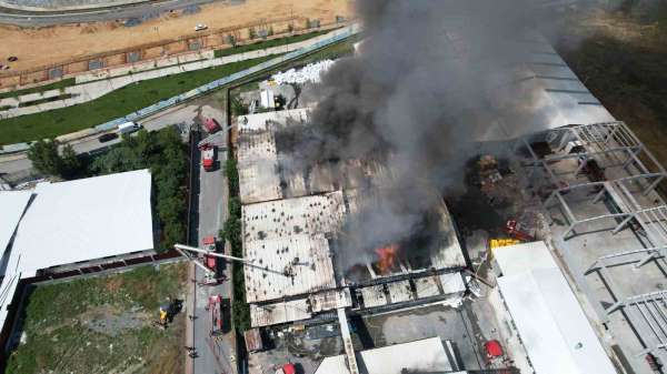 Arnavutköy'de sünger fabrikasında çıkan yangın 3 saatte kontrol altına alındı