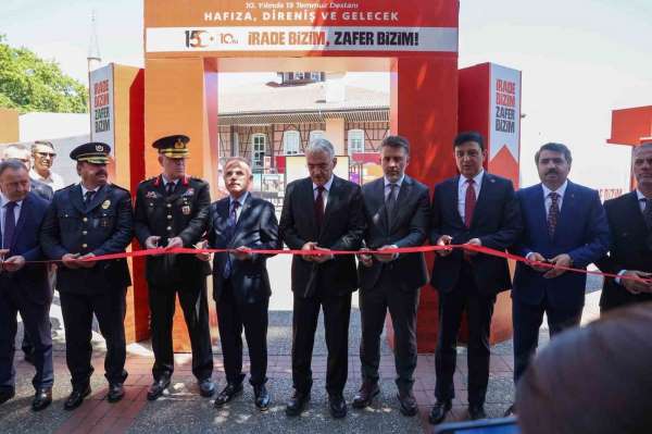 Bursa'da 15 Temmuz programı şehitleri anarak başladı