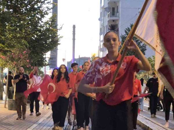Eskişehir'de milli sporculardan 15 Temmuz'a özel Sancak Koşusu