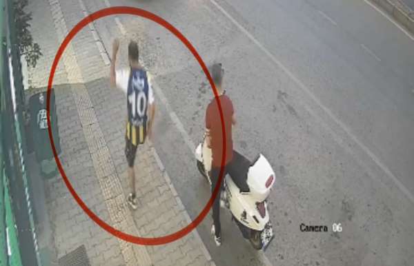 Kediye tekme atan şahıs kamerada
