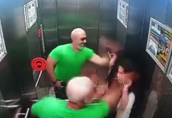 Kızına attığı tokat asansör aynasını çatlattı