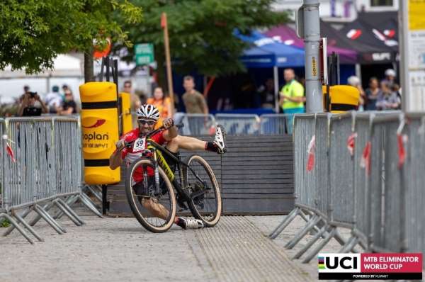 Eskişehirli sporcu Belçika'da kaza sonucu kırık bisikletini bantlayarak yarışı orta sırada bitirdi