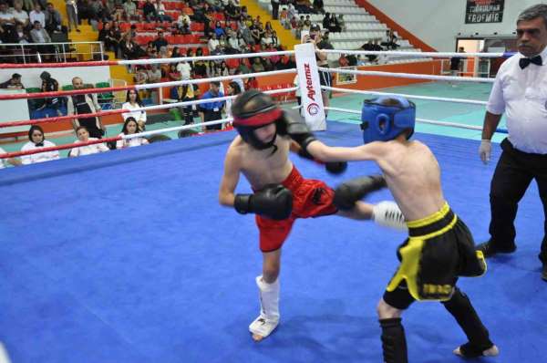 Kars'ta Kick Boks karşılaşmaları nefesleri kesti