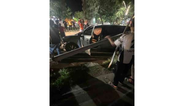 Batman'da trafik kazası, otomobil aydınlatma direğine çarptı