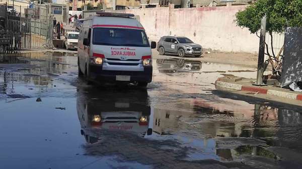 İsrail'in Han Yunus saldırısında kanalizasyon patladı, Nasser Hastanesi sular altında kaldı