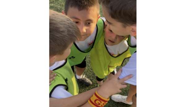 Bolu'da miniklerin futbol taktiği güldürdü: Sağ kanadı paylaşamadılar