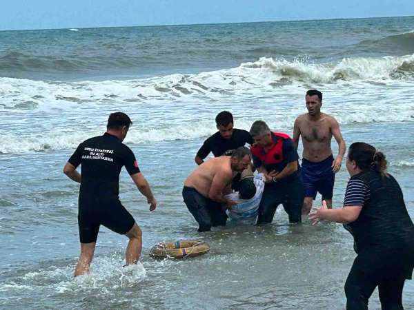 Ordu'da yasağa rağmen denize giren 2 kardeş boğulma tehlikesi geçirdi