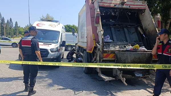 Temizlik işçisi görev yaptığı çöp kamyonunun altında kalarak hayatını kaybetti