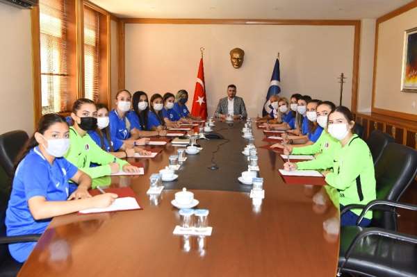 Anadolu Üniversitesi Spor Kulübü'nde toplu imza töreni 