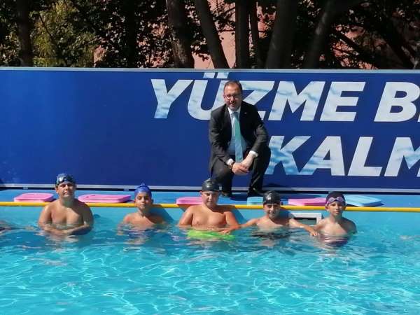 Bakan Kasapoğlu: 'Amacımız isteyen herkese yüzme öğretmek'