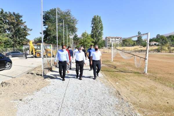 Başkan Çınar, yeni futbol sahasını inceledi