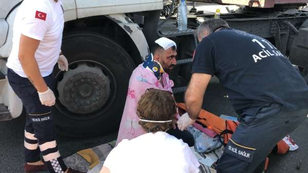 Beylikdüzü Ambarlı Liman Yolu'nda üç tane tırın karıştığı bir kaza meydana geldi
