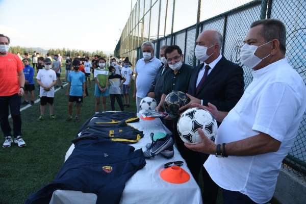 İlkay Gündoğan'dan Dursunbey Belediyespor altyapısın destek