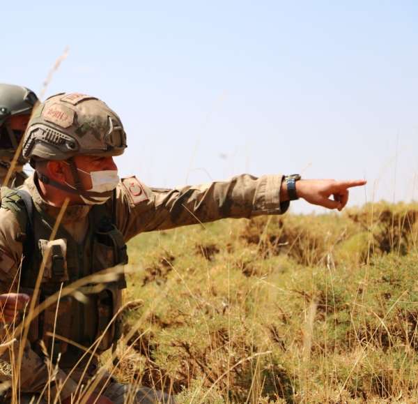 Siirt'te PKK'lı teröristlere ait sığınaklar imha edildi 