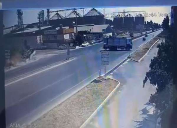 Biber yüklü kamyonetin kaza yapması anbean görüntülendi - Adana haber