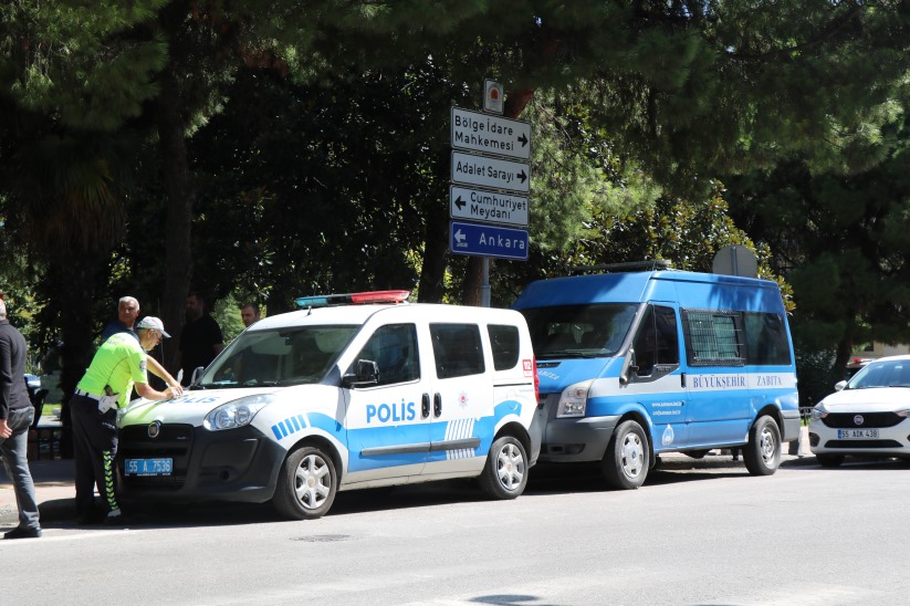 Samsun'da otomobil, polis ve zabıta araçlarına çarptı!