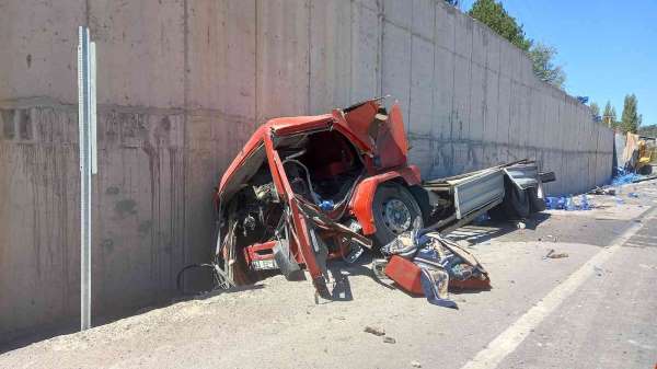 Gediz'de 3 aracın karıştığı trafik kazasında 2 kişi yaralandı - Kütahya haber