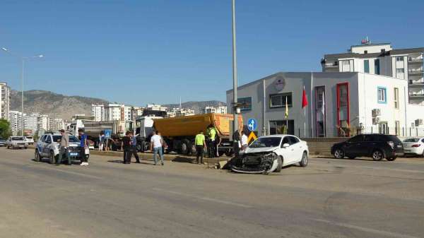Kozan'da 3 aracın karıştığı kazada 2 kişi yaralandı - Adana haber