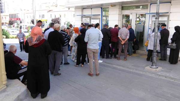 Yozgat'ta sosyal konut için banka önlerinde yoğunluk sürüyor - Yozgat haber