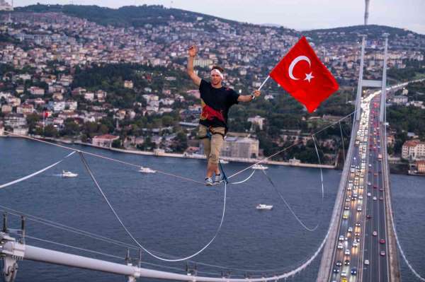 Estonyalı sporcu Jaan Roose 15 Temmuz Şehitler Köprüsü'nü ip üzerinde yürüyerek geçti
