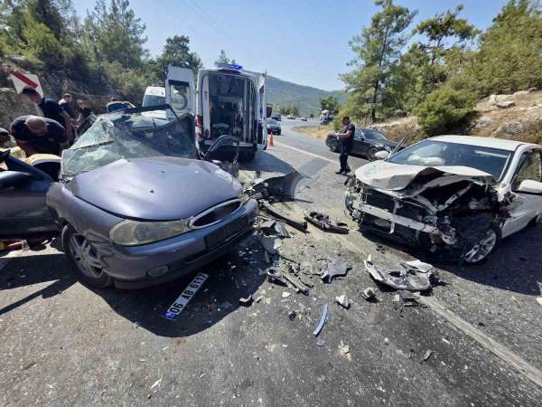 Antalya'da iki otomobilin çarpıştığı feci kazada 8 yaralı