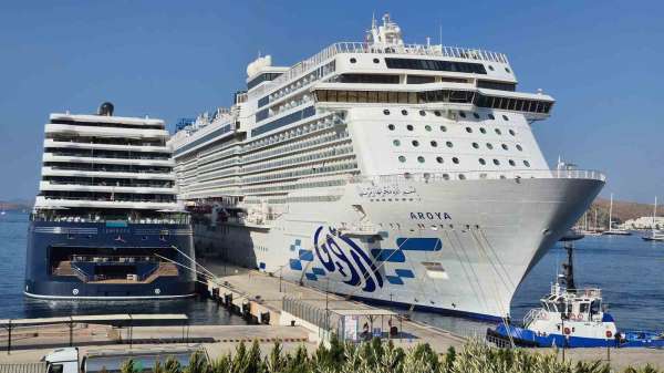 Bodrum'a 2 gemi birden geldi