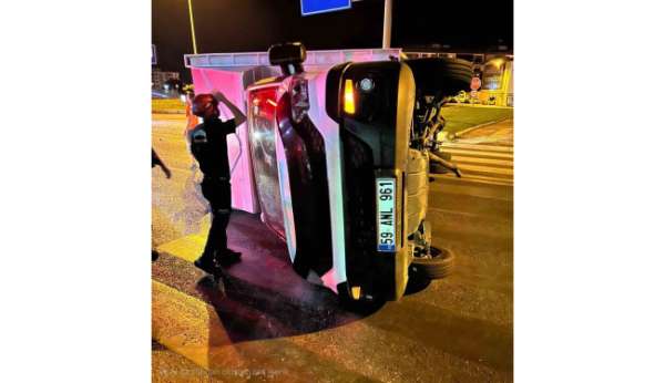 Edremit'te kavşağa kontrolsüz giriş kazaya neden oldu; kamyonet devrildi