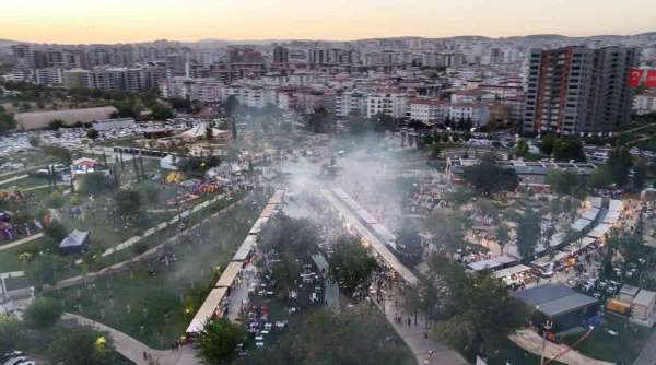GastroANTEP'te kebap stantlarının önünde kuyruk oluştu, dumandan göz gözü görmedi