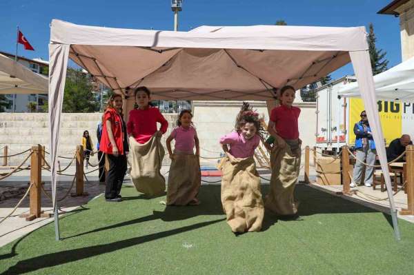 'Geleneksel Oyunlar' Sivas'ta çocukları sevindirdi