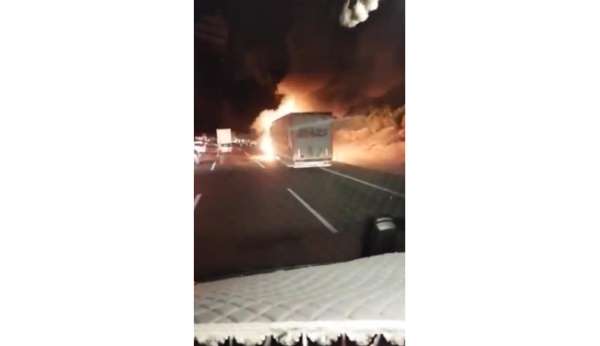 Otobanda tır yandı, patlama anı kamerada