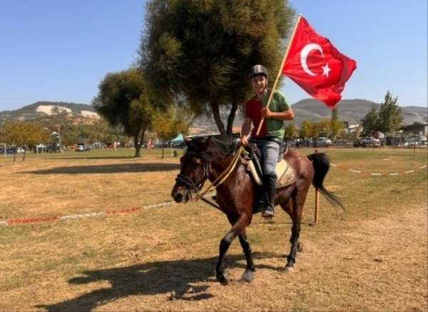 Tavşanlı'yı temsil eden 'Kuyumcu' isimli at Rahvan At Yarışlarında şampiyon oldu