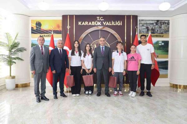 Vali Çağatay'dan başarılı sporculara hediye