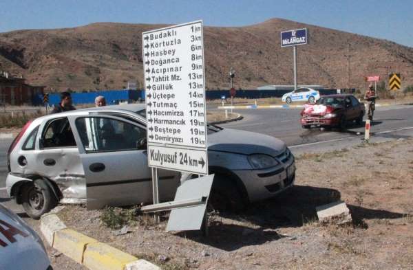 Sivas'ta 4 kişinin yaralandığı kaza anı güvenlik kamerasında 