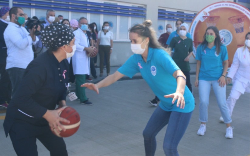 Samsun'da sağlıkçılardan meme kanseri farkındalığı