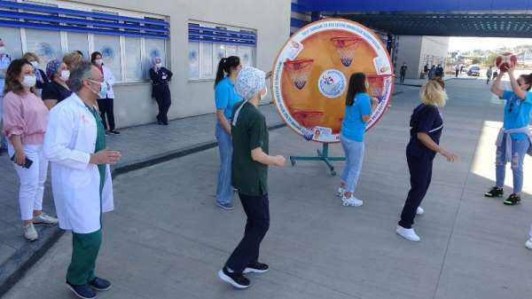 Sağlıkçılar basket atarak meme kanseri için farkındalık oluşturdular 