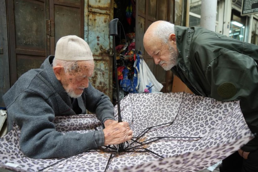 Türkiye'nin en yaşlı şemsiye tamircisi